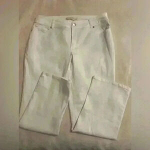 Est 1946 denim mid rise white capris with five pockets. Women’s size 10